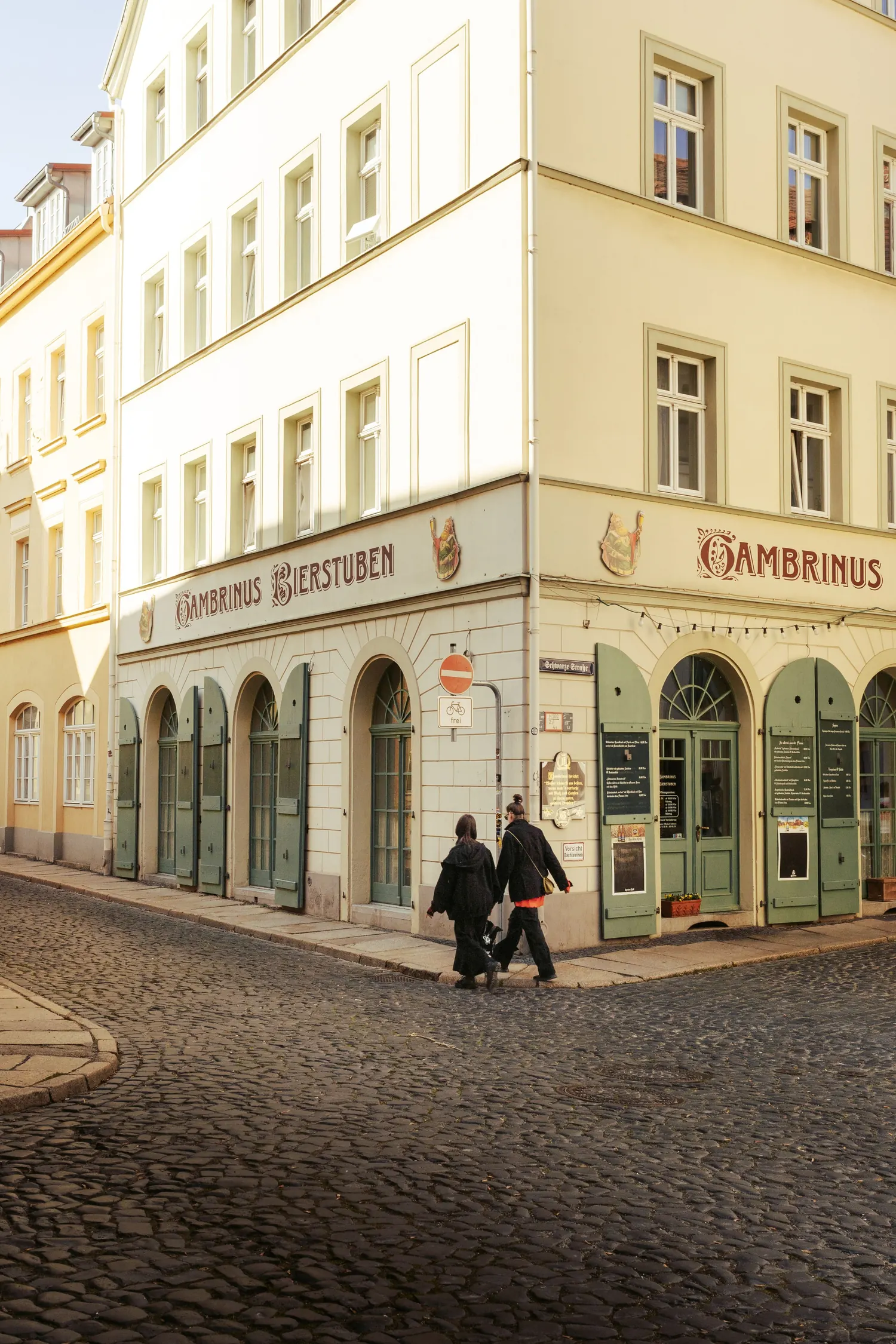 Straßenecke mit den Cambrinus Bierstuben in der Görlitzer Altstadt