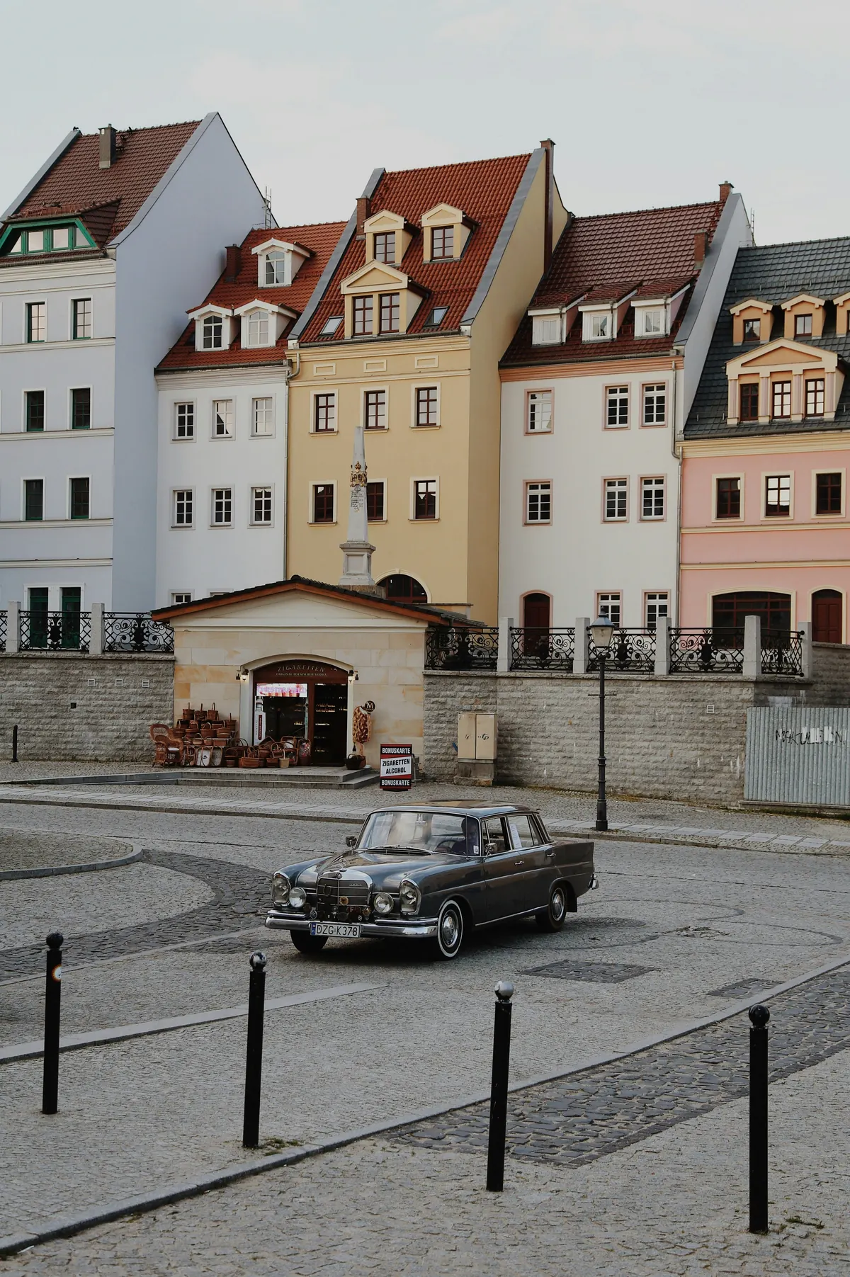 Oldtimer vor bunten Häusern in Görlitz