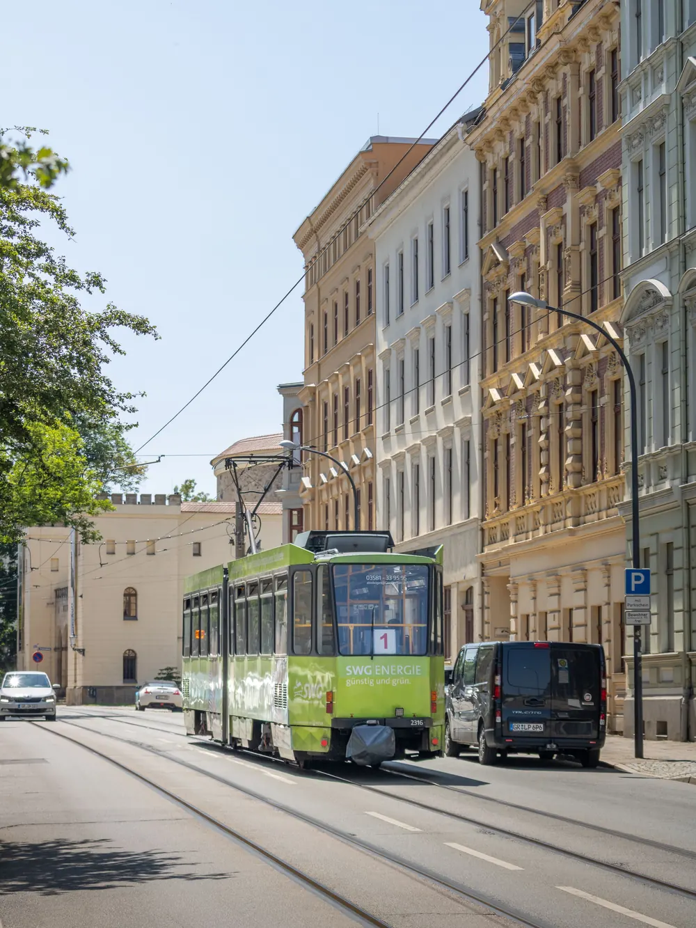 Straßenbahn zwischen Gründerzeithäusern in Görlitz